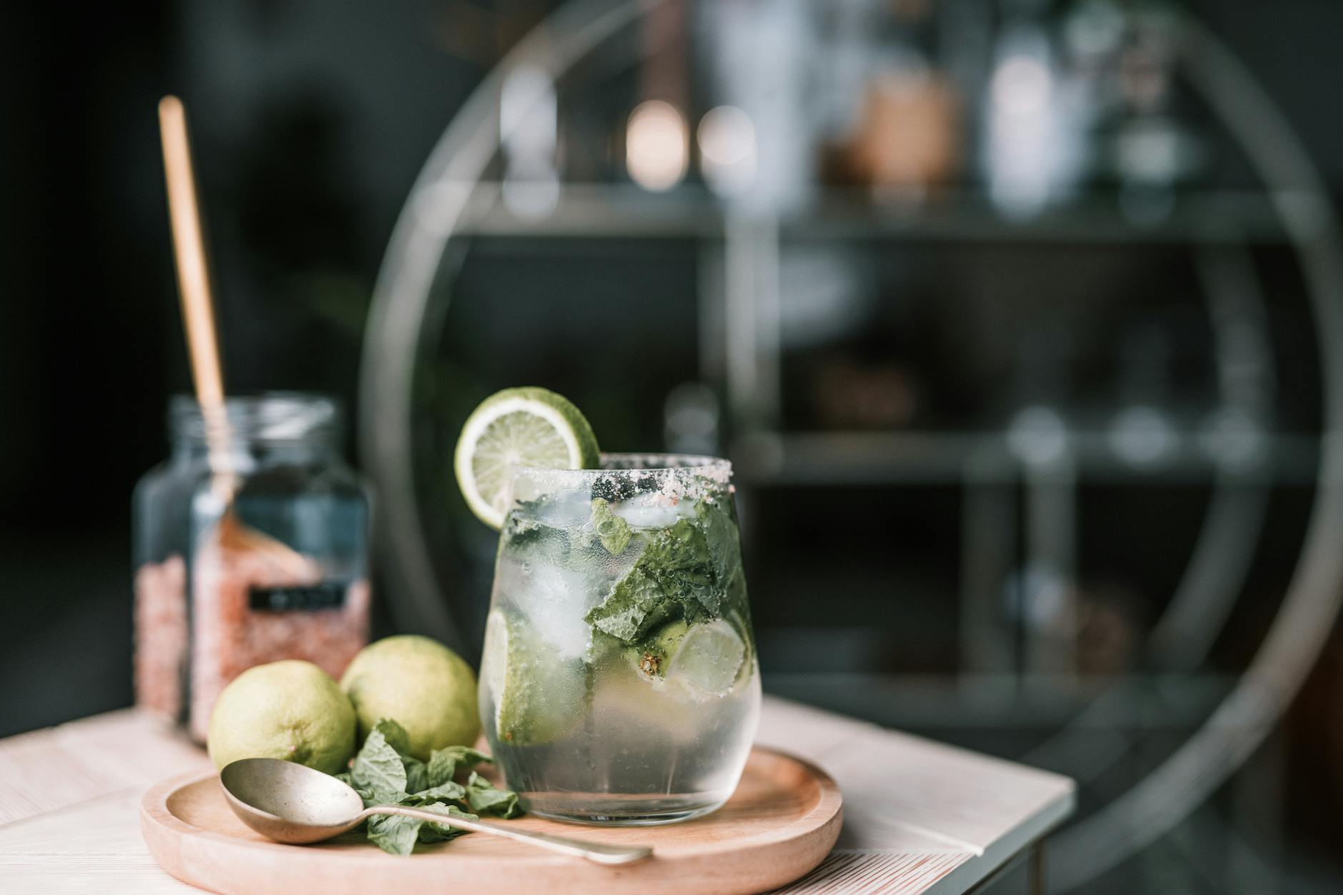 Szklanka mojito z limonką i miętą jako inspiracja do domowego ponczu